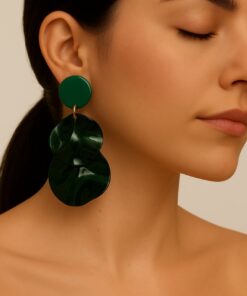 Σκουλαρίκι με κυματιστά πράσινα κομμάτια με γυαλάδα και αντανάκλαση